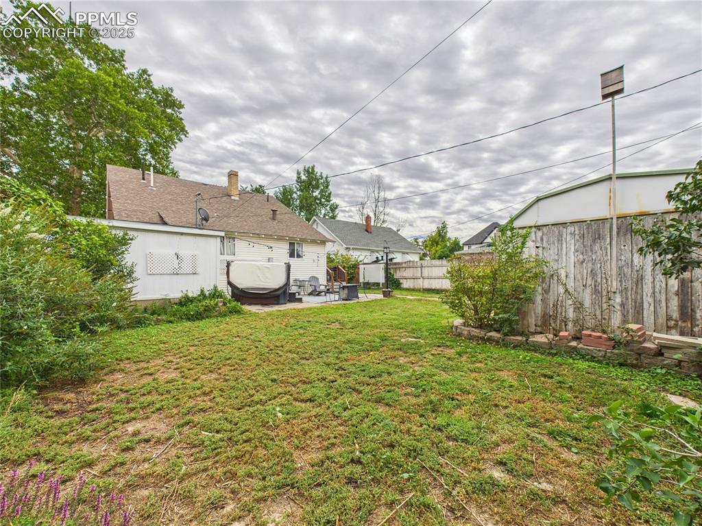 Image 36 of 37: Yard