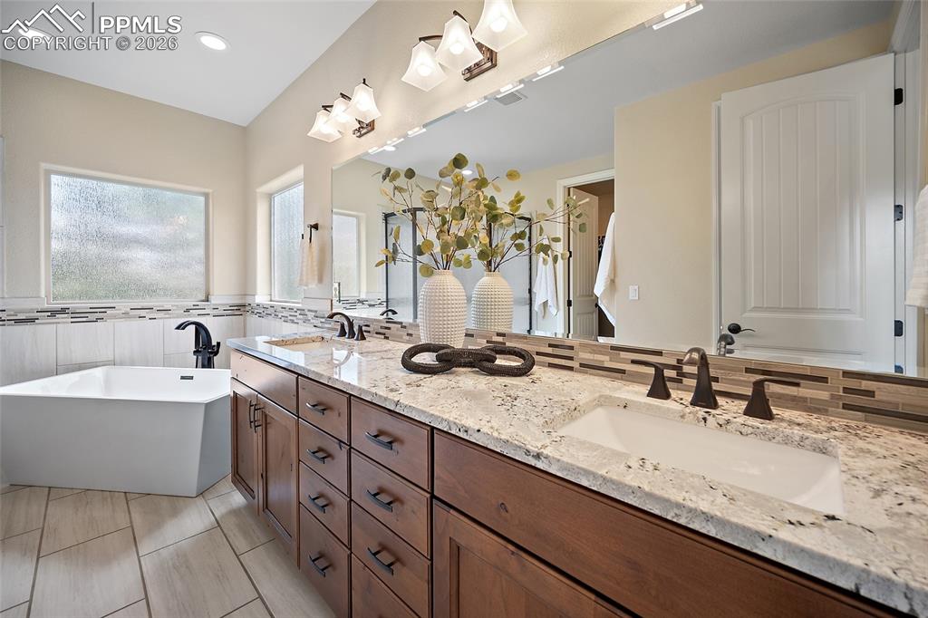 Image 17 of 50: Bathroom