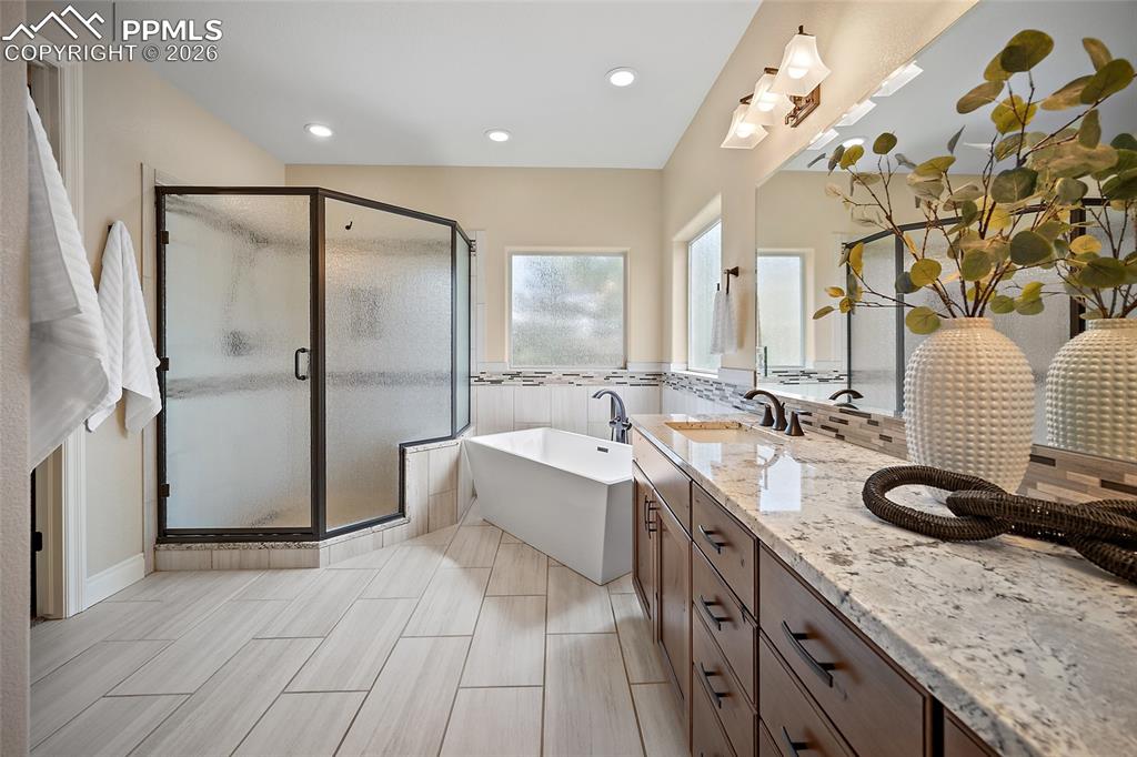 Image 18 of 50: Bathroom