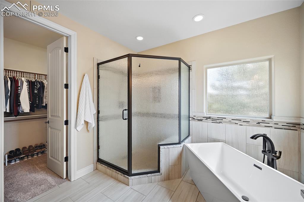 Image 19 of 50: Bathroom