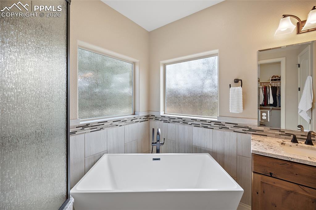 Image 20 of 50: Bathroom