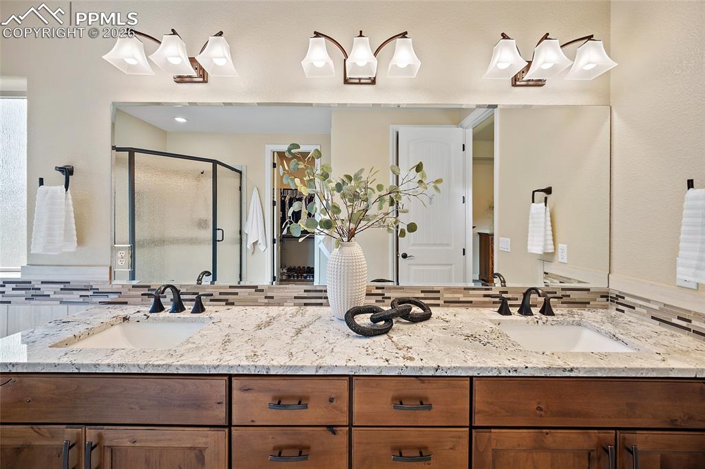 Image 21 of 50: Bathroom