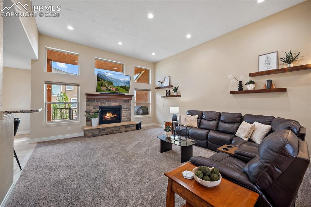 Image 23 of 50: Living Room