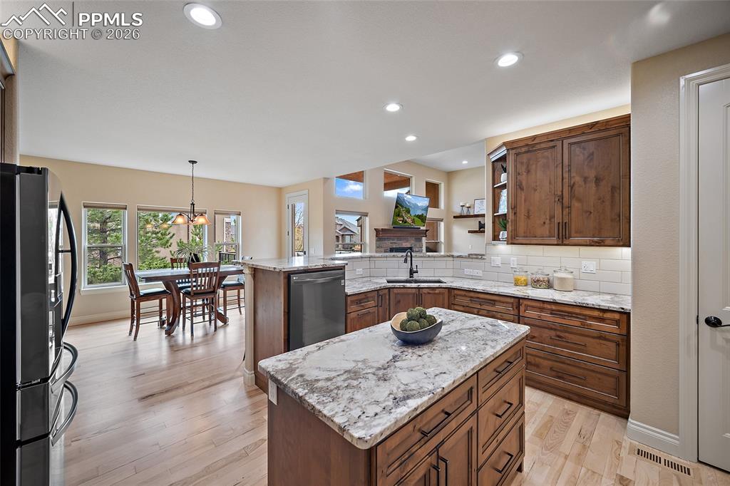 Image 25 of 50: Kitchen