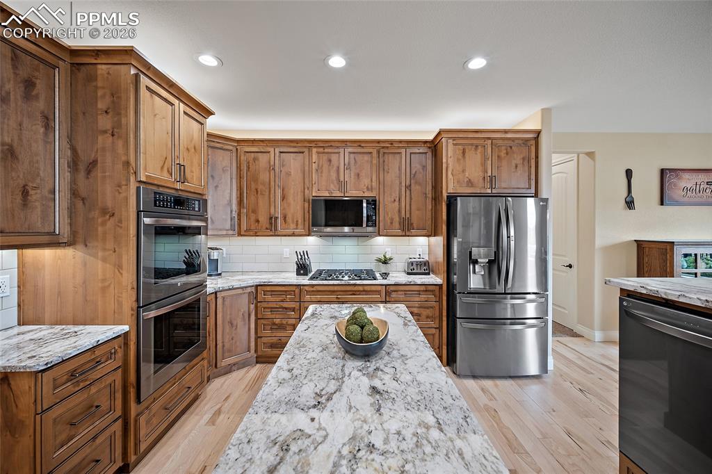 Image 26 of 50: Kitchen