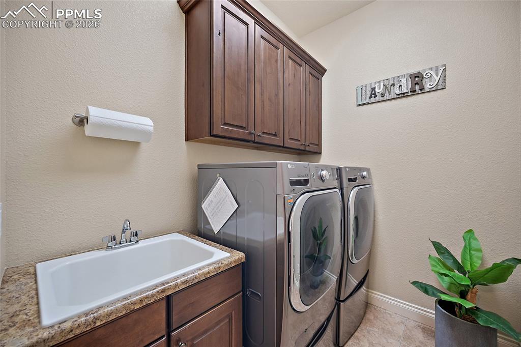 Image 32 of 50: Laundry