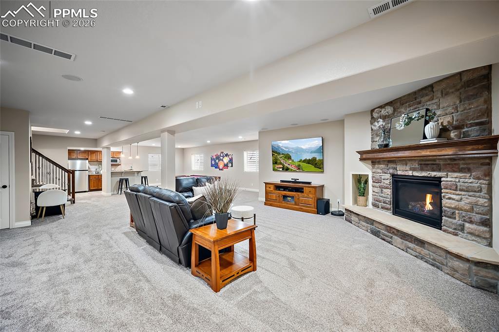 Image 39 of 50: Living Room