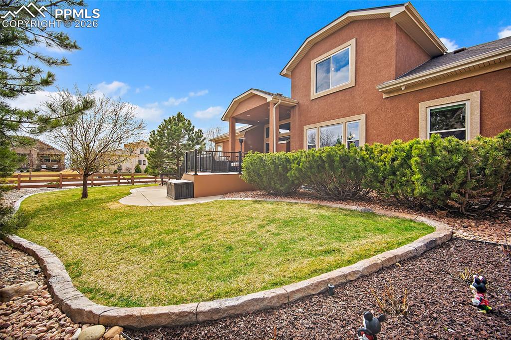 Image 46 of 50: Yard