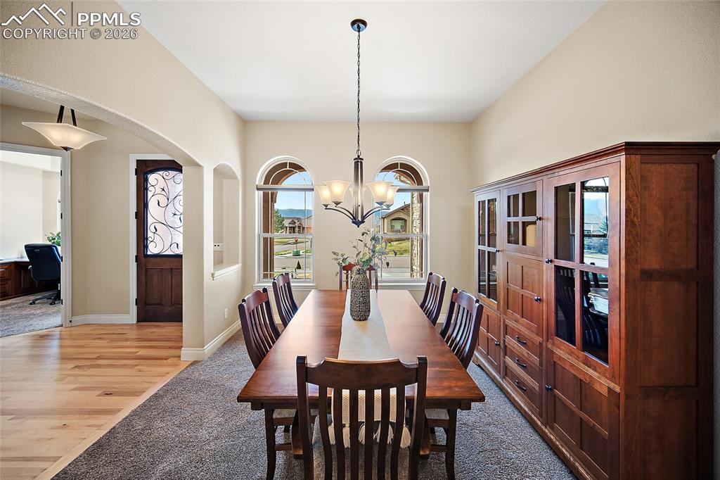 Image 6 of 50: Dining Area