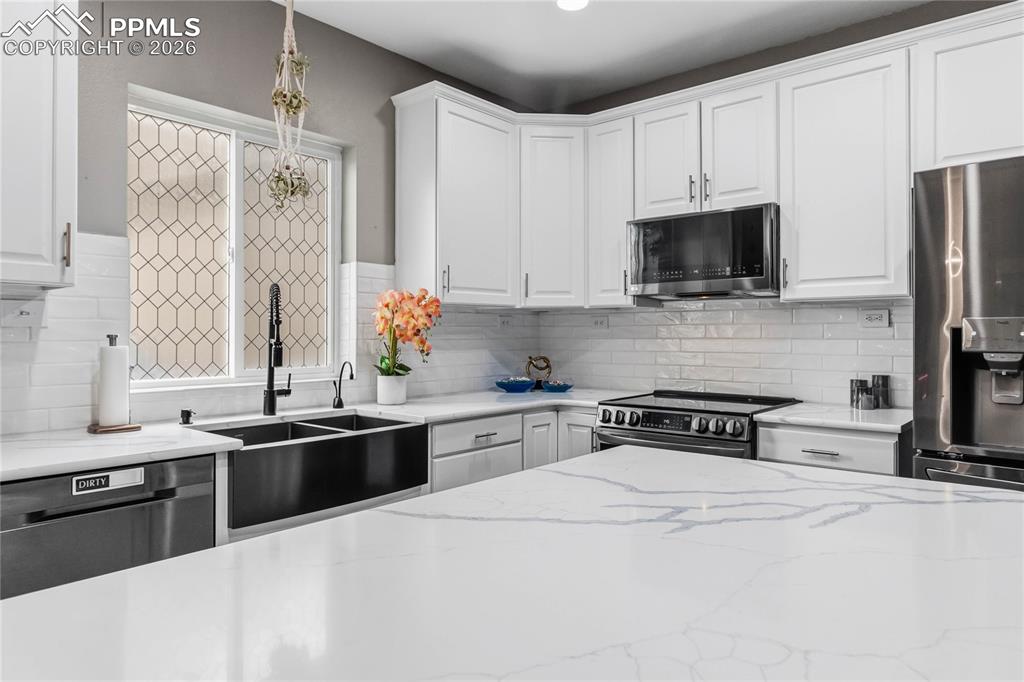 Image 15 of 43: Lots of room for cooking those gourmet meals!