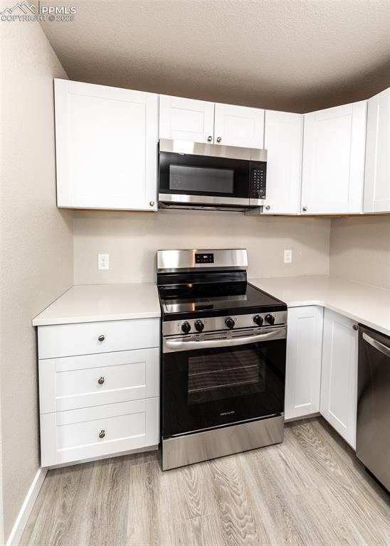 Image 16 of 34: Kitchen