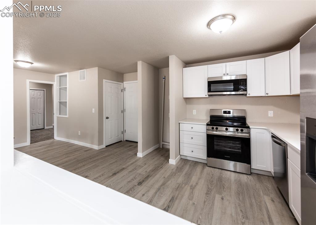 Image 19 of 34: Kitchen
