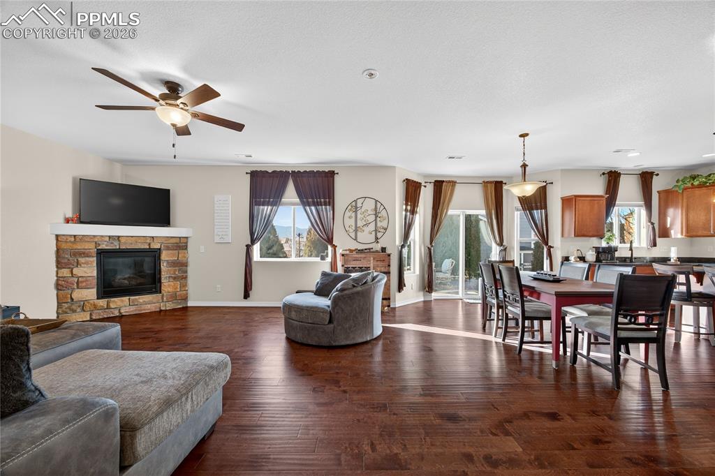 Image 10 of 32: Living Room