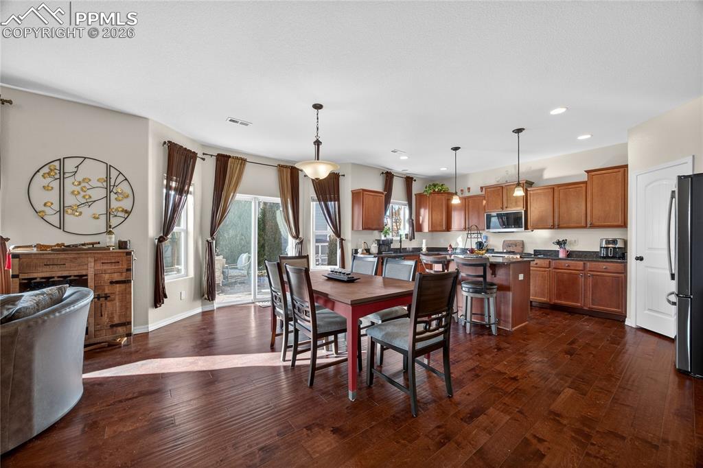 Image 11 of 32: Dining Area