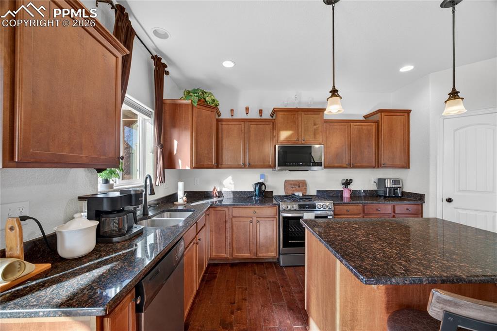 Image 13 of 32: Kitchen