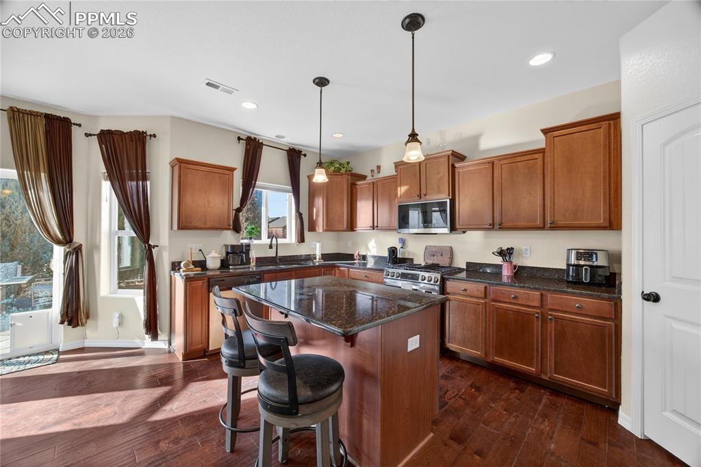 Image 14 of 32: Kitchen