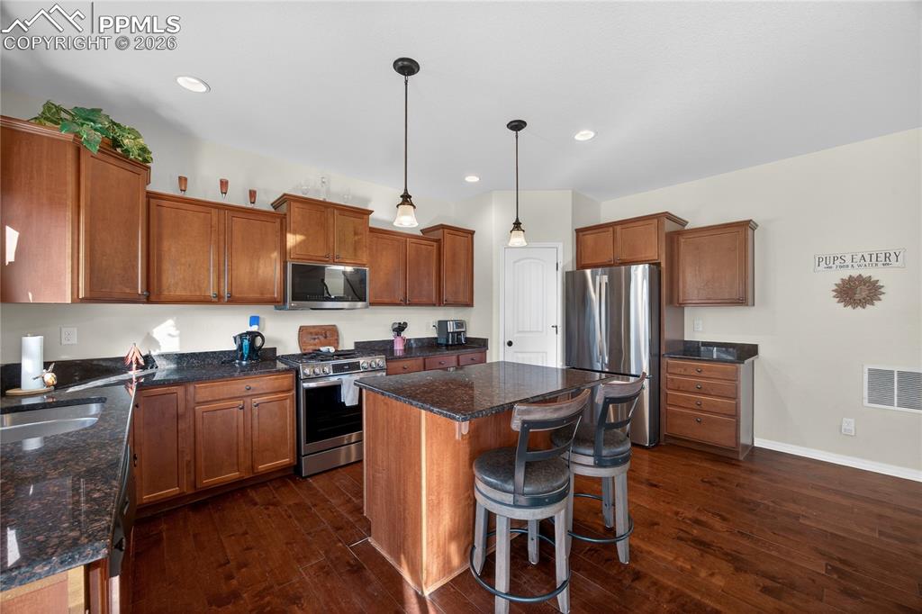 Image 15 of 32: Kitchen