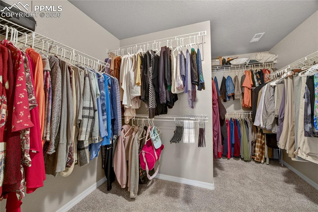 Image 19 of 32: Closet