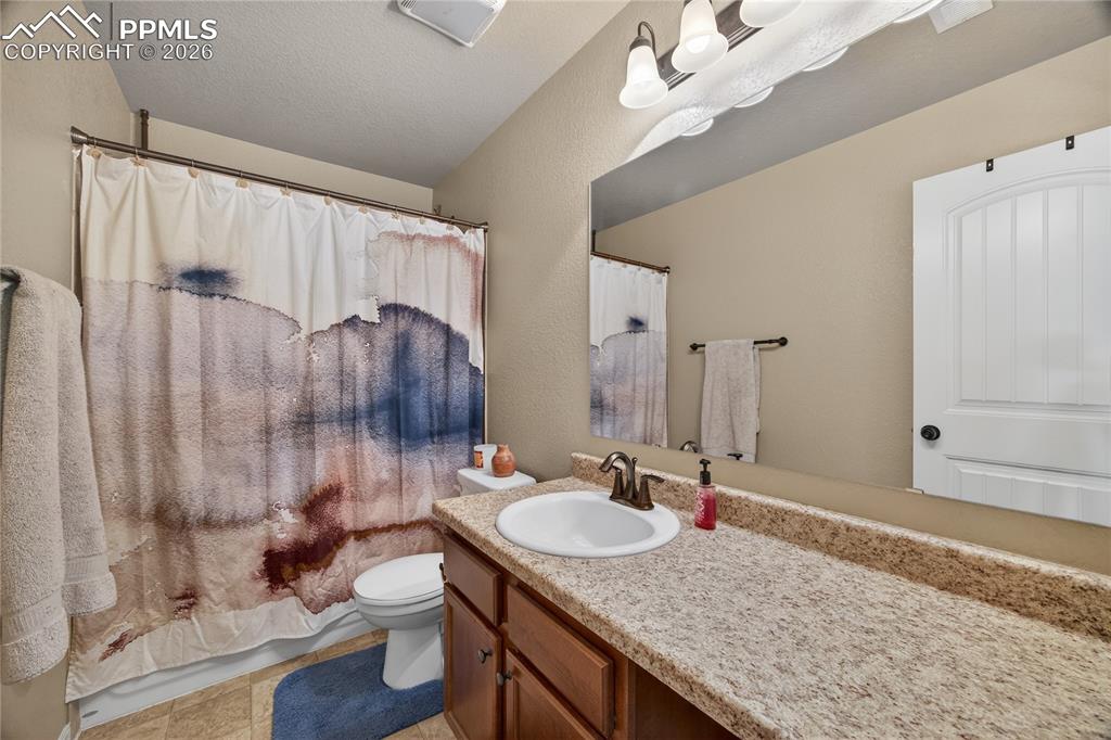 Image 24 of 32: Bathroom