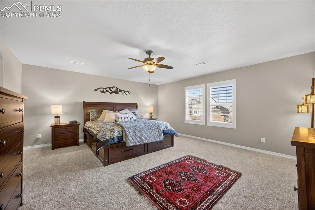 Image 6 of 32: Bedroom