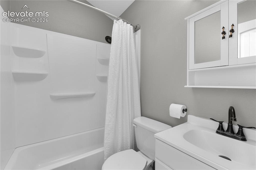 Image 19 of 33: Bathroom