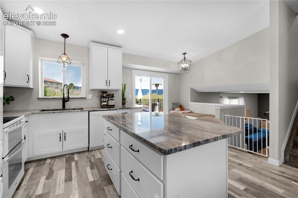Image 8 of 33: Kitchen