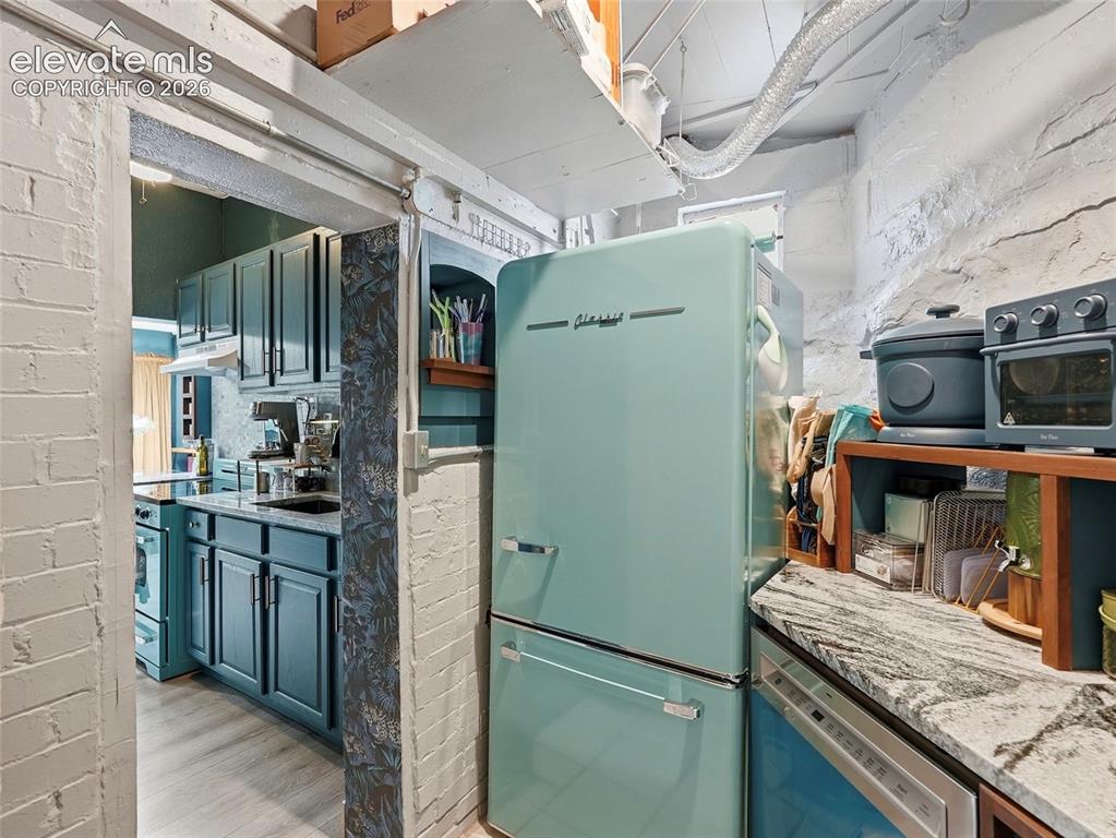 Image 19 of 29: Kitchen
