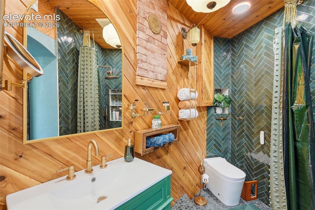 Image 8 of 29: Bathroom