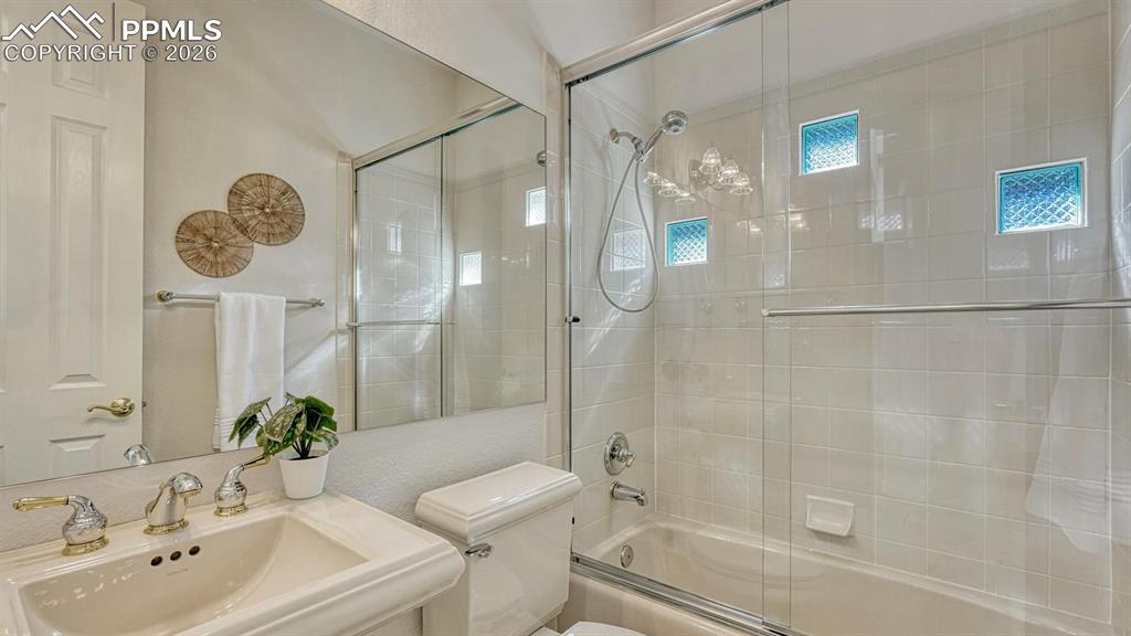 Image 19 of 38: Bathroom