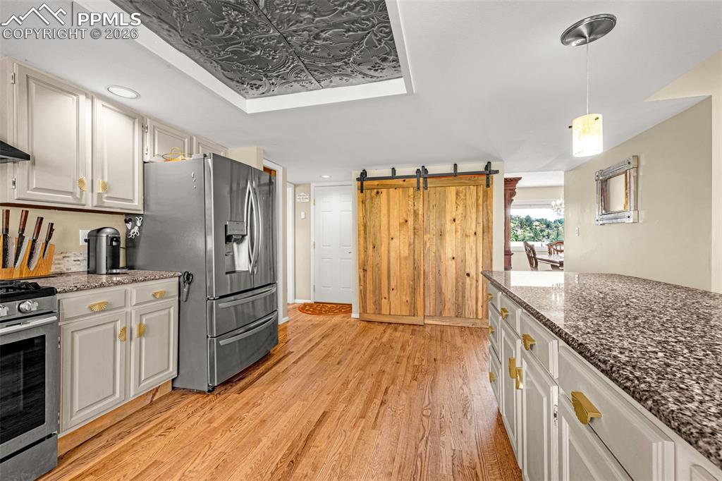 Image 12 of 41: Kitchen