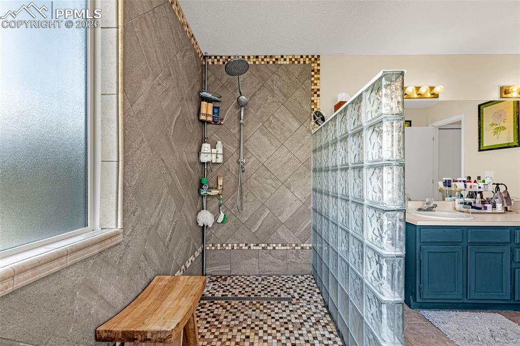 Image 21 of 41: Bathroom