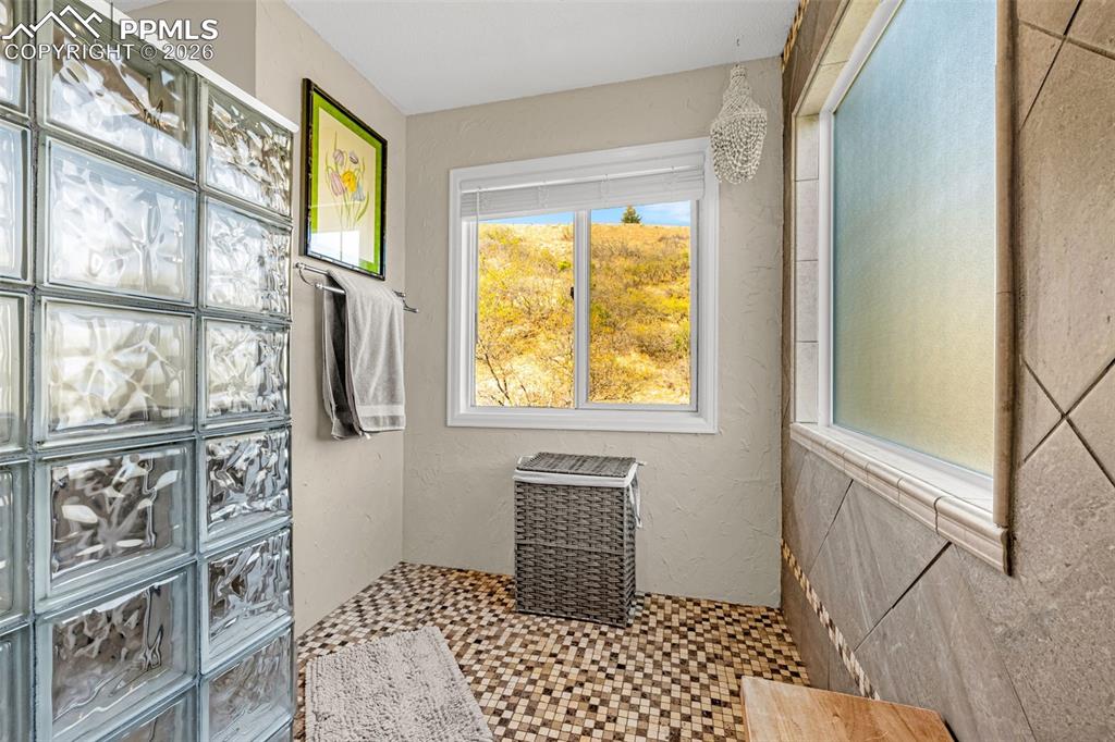 Image 22 of 41: Bathroom