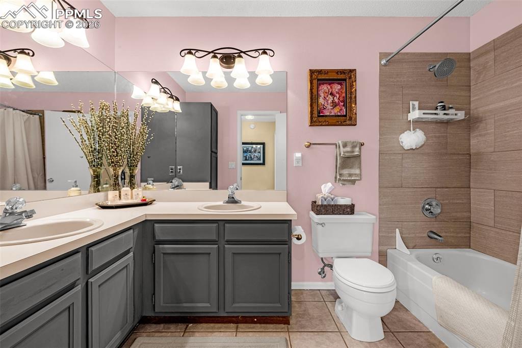 Image 23 of 41: Bathroom