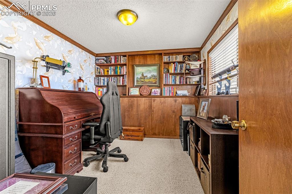 Image 27 of 41: Office