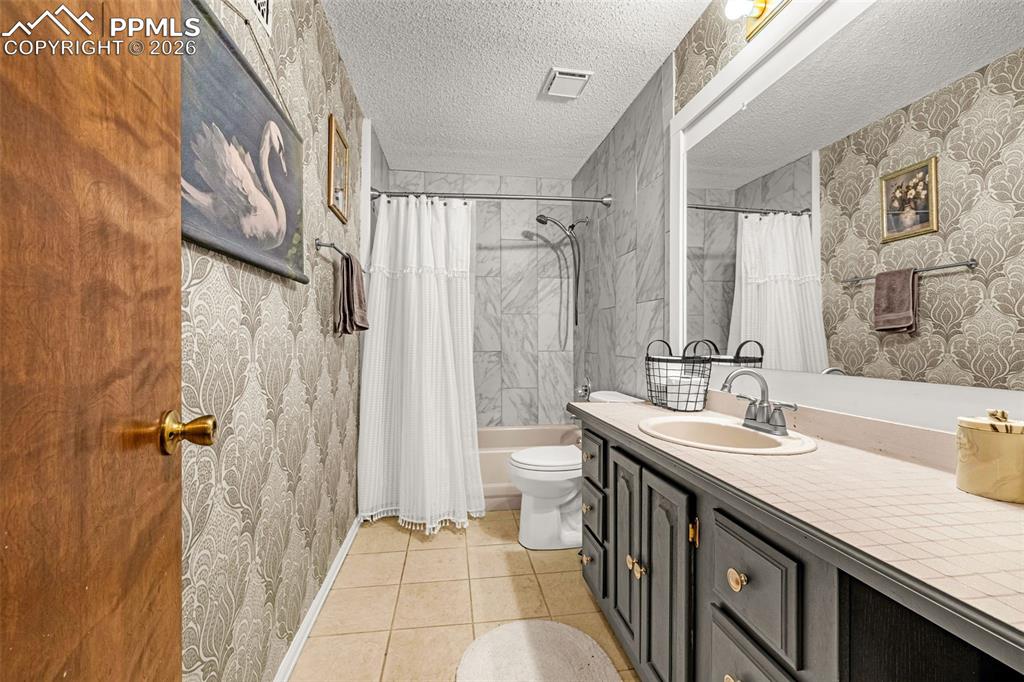 Image 30 of 41: Bathroom