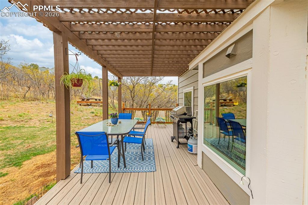 Image 31 of 41: Deck