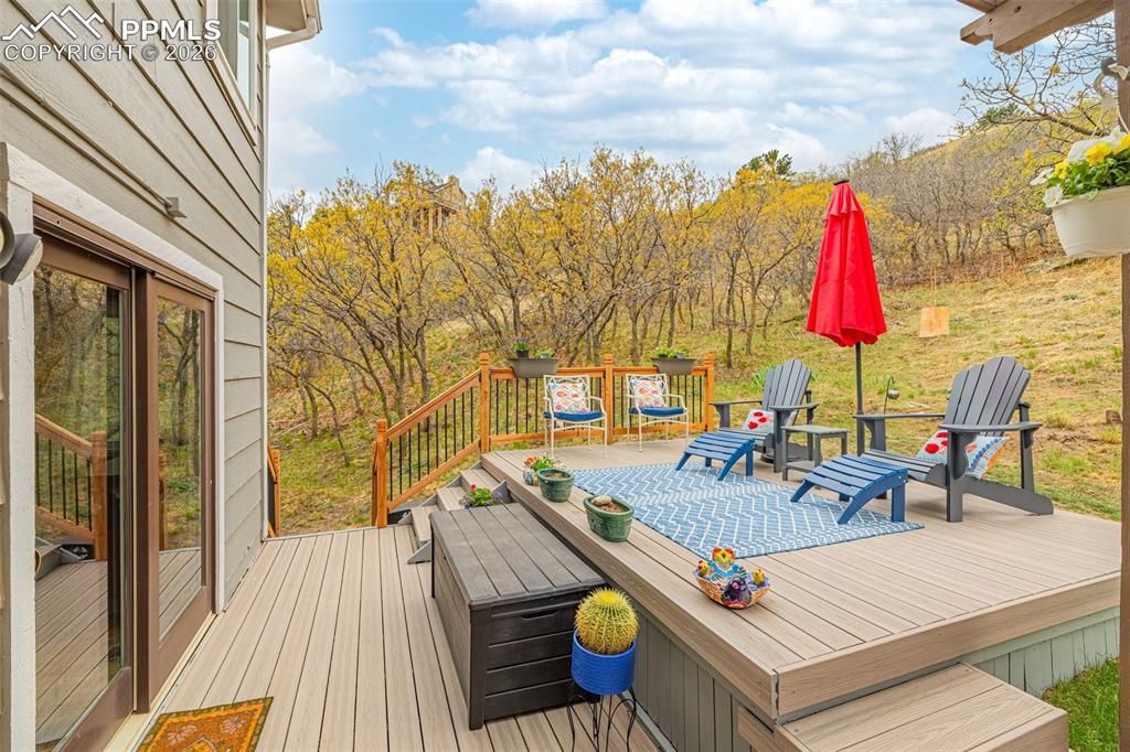 Image 33 of 41: Deck