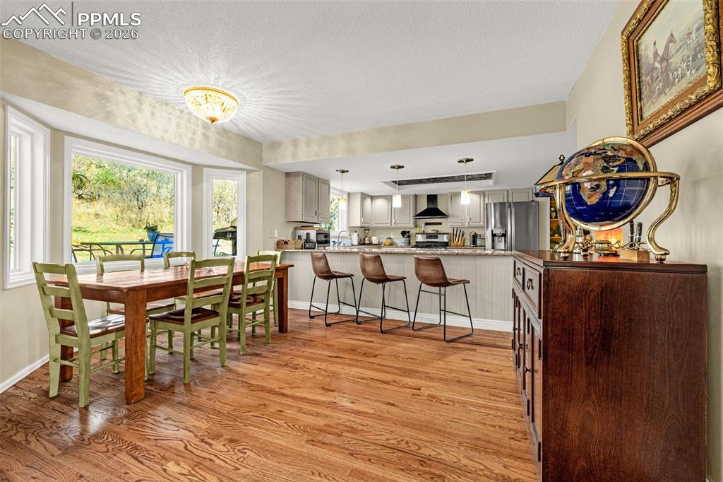 Image 7 of 41: Dining Area