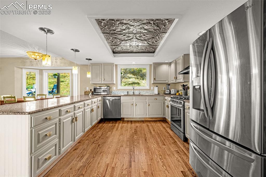 Image 9 of 41: Kitchen