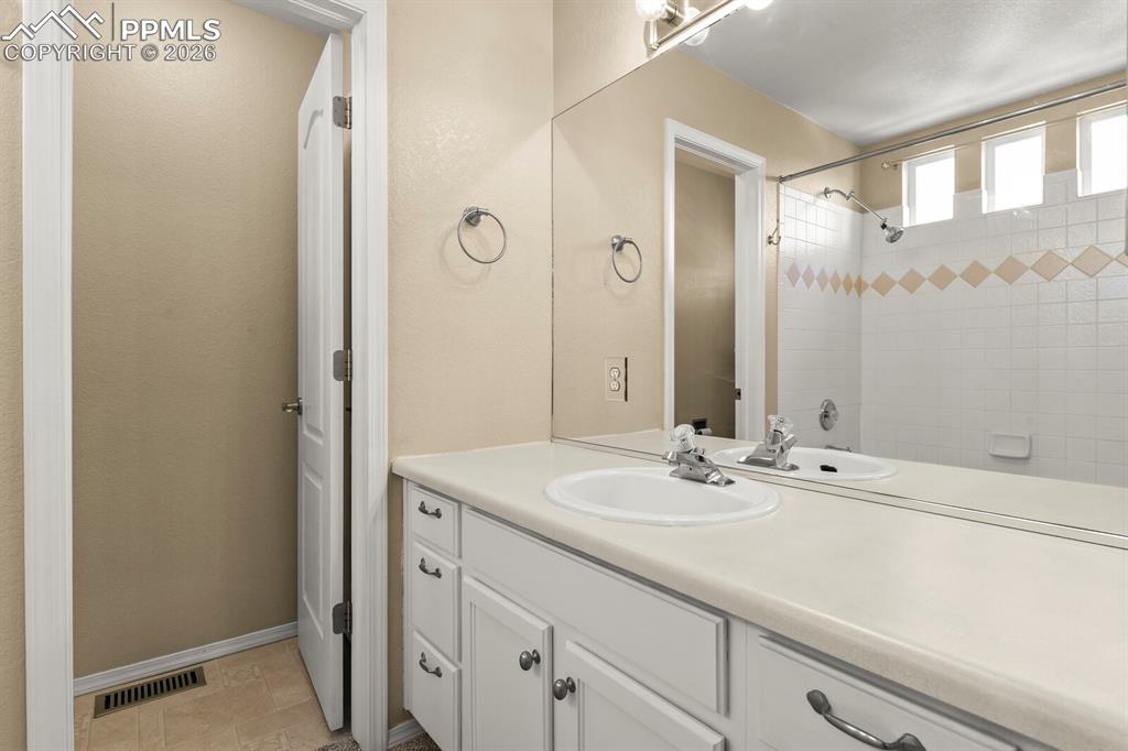 Image 16 of 18: Bathroom