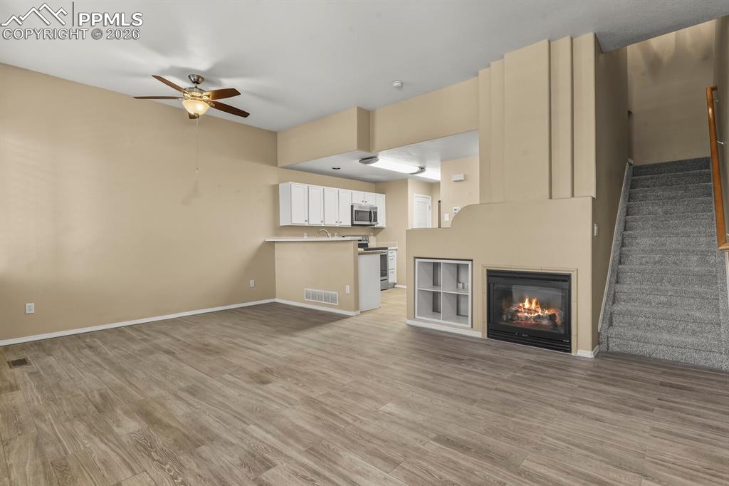 Image 4 of 18: Living Room