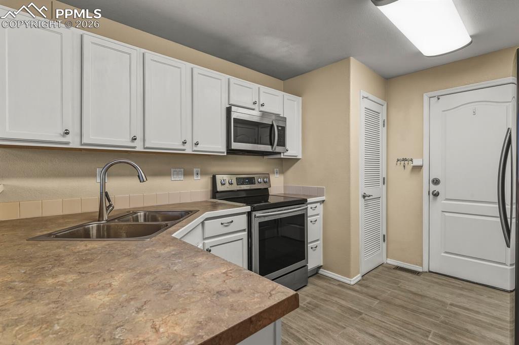 Image 7 of 18: Kitchen