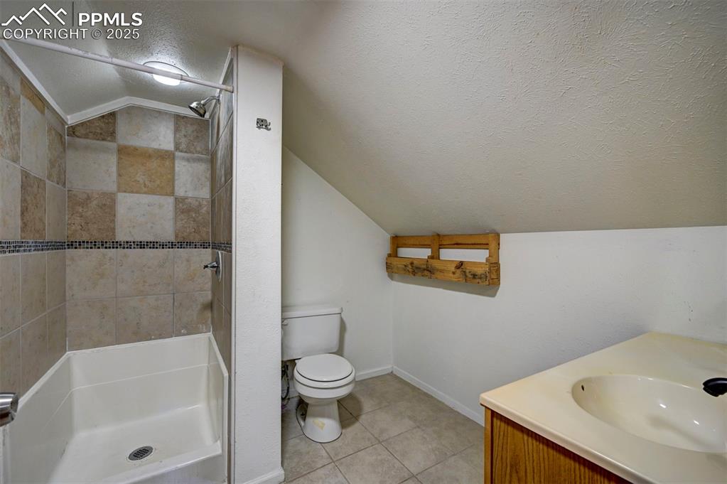Image 26 of 41: Bathroom