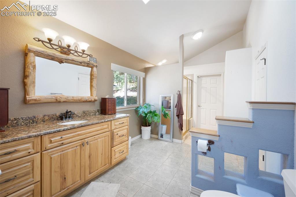 Image 15 of 39: Bathroom