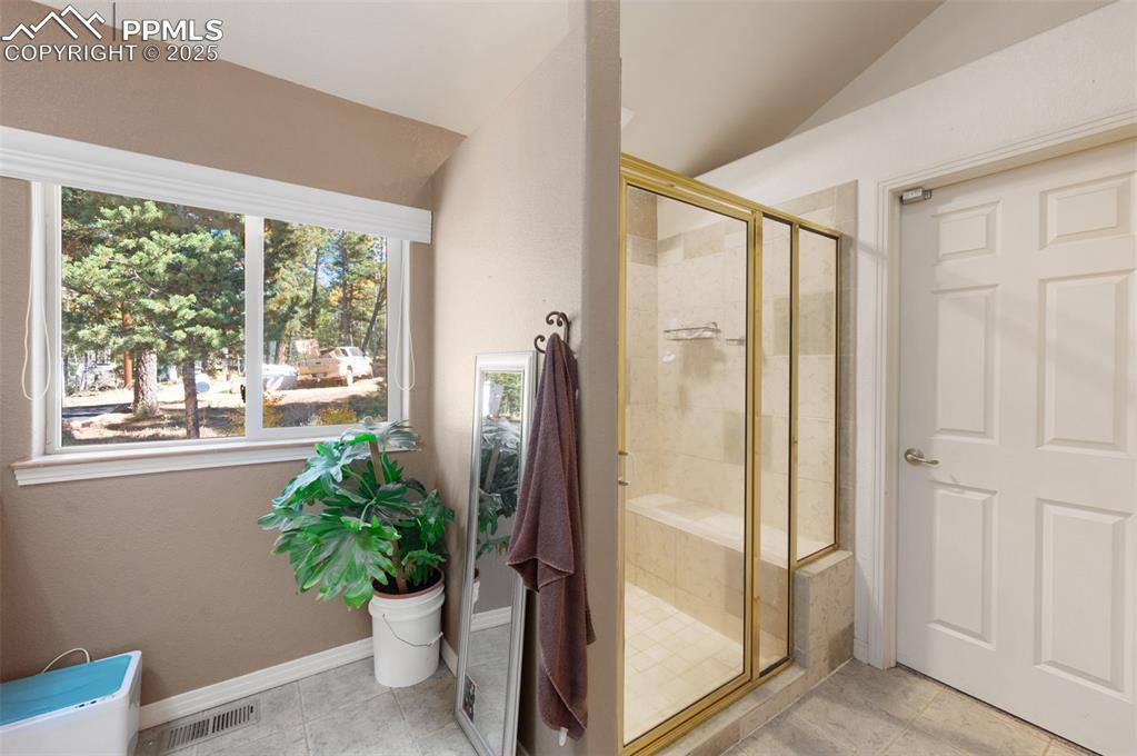 Image 16 of 39: Bathroom