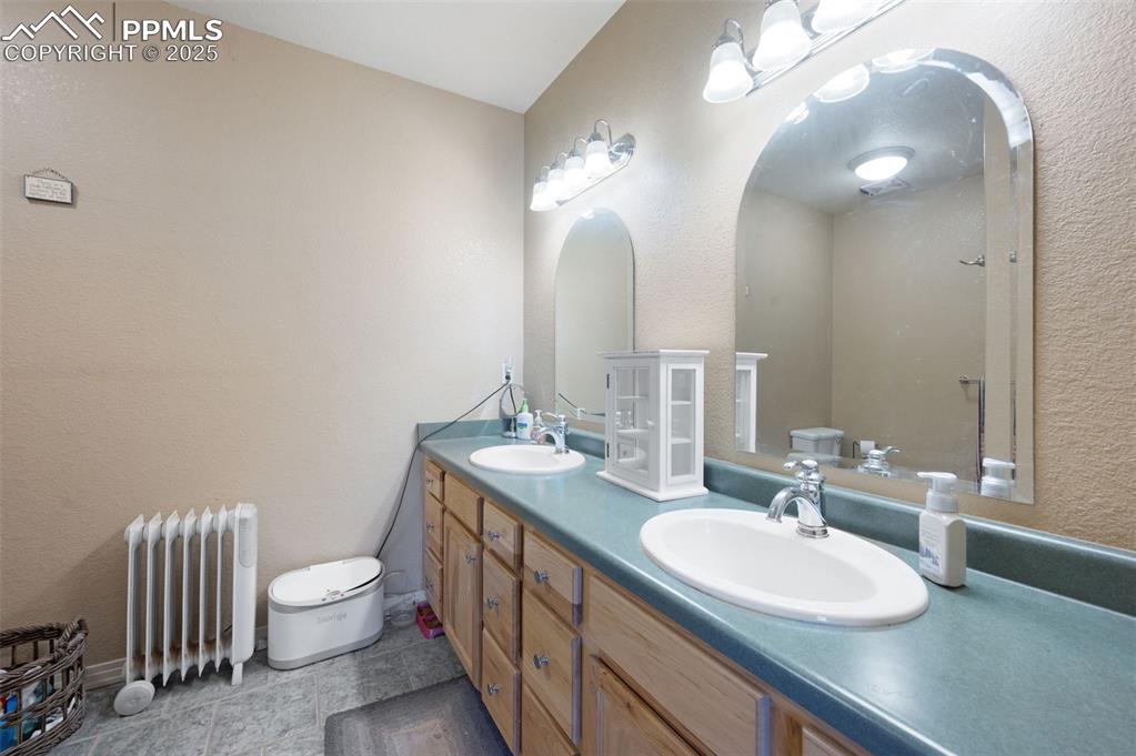 Image 20 of 39: Bathroom