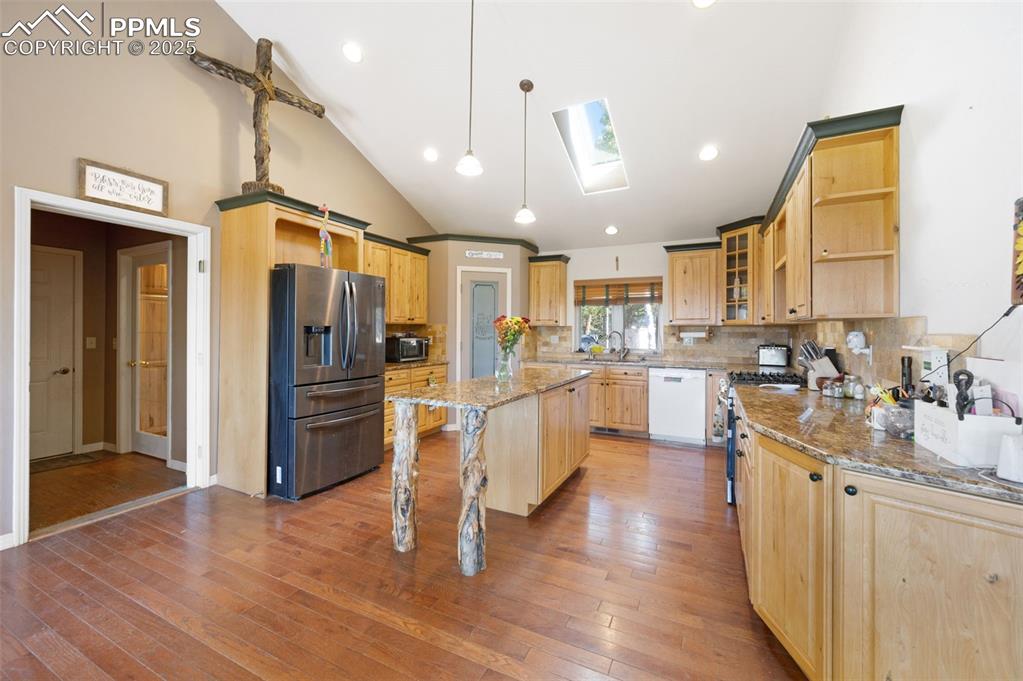 Image 6 of 39: Kitchen