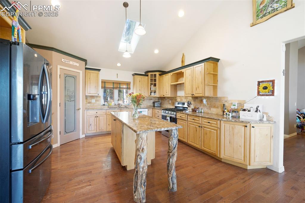 Image 7 of 39: Kitchen