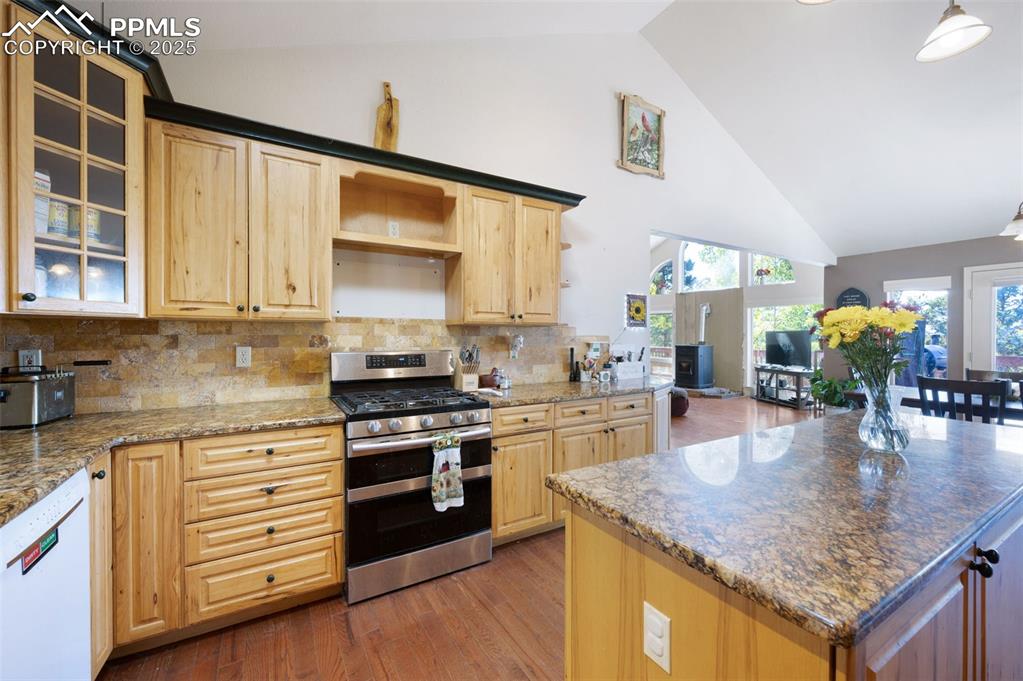 Image 8 of 39: Kitchen