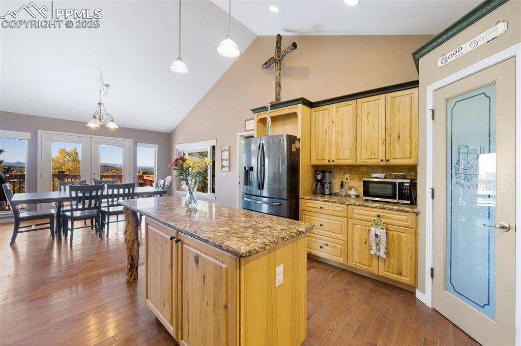 Image 9 of 39: Kitchen